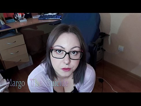 ❤️ Σέξι κορίτσι με γυαλιά πιπιλίζει Dildo βαθιά στην κάμερα ❤️ Πορνό βίντεο ️❤